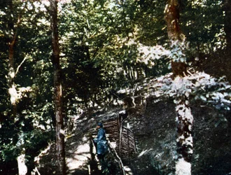 Un soldado francés en una trinchera en el bosque cerca de Verdún, septiembre de 1916